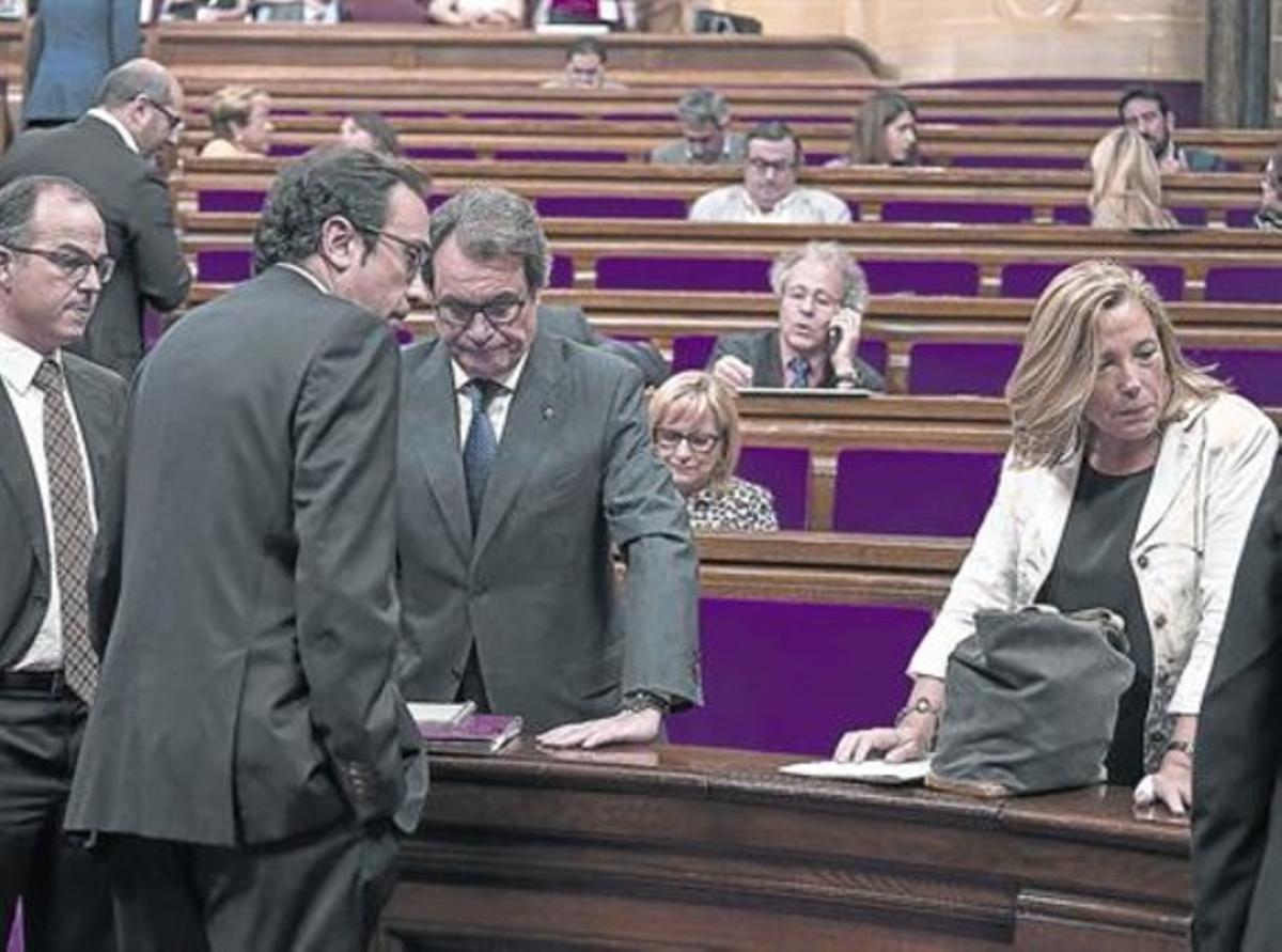 Turull (a la izquierda), Rull y Mas, dialogan ayer en el Parlament a escasa distancia de Ortega.
