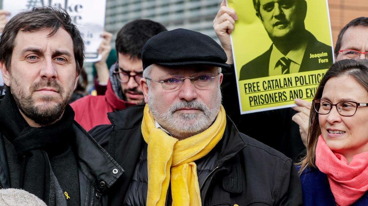 El ’exconseller’ Lluís Puig junto a Meritxell Serret y Antoni Comín en una manifestación en Bruselas.