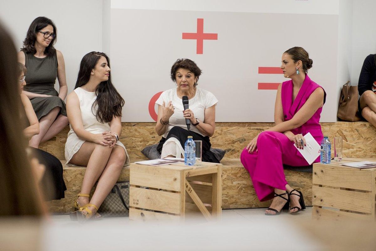 La secretaria de Estado de Igualdad, Soledad Murillo, junto a algunas de las partícipes del programa Yo, jefa. La secretaria de Estado de Igualdad, Soledad Murillo, junto a algunas de las partícipes del programa Yo, jefa.