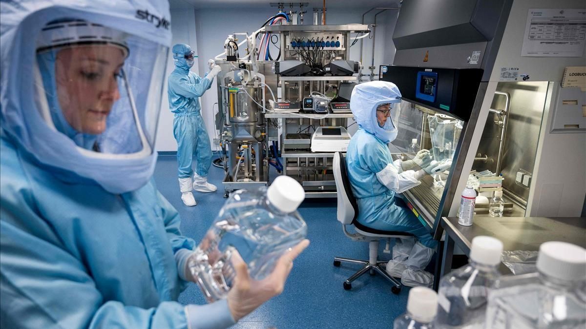Técnicos trabajan en la producción de la vacuna contra el covid-19 de Pfizer y BioNTech, la primera aprobada para hacer frente a la pandemia. Técnicos trabajan en la producción de la vacuna contra el covid-19 de Pfizer y BioNTech, la primera aprobada para hacer frente a la pandemia.