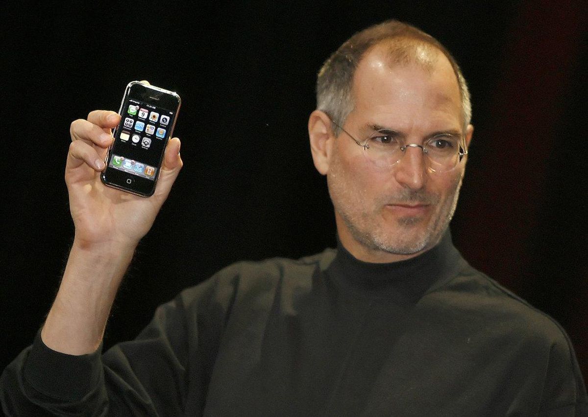 Steve Jobs fue uno de los primeros que se anticipó al cambio tecnológico que ahora vivimos, creando productos de una manera totalmente disruptiva. Steve Jobs fue uno de los primeros que se anticipó al cambio tecnológico que ahora vivimos, creando productos de una manera totalmente disruptiva.