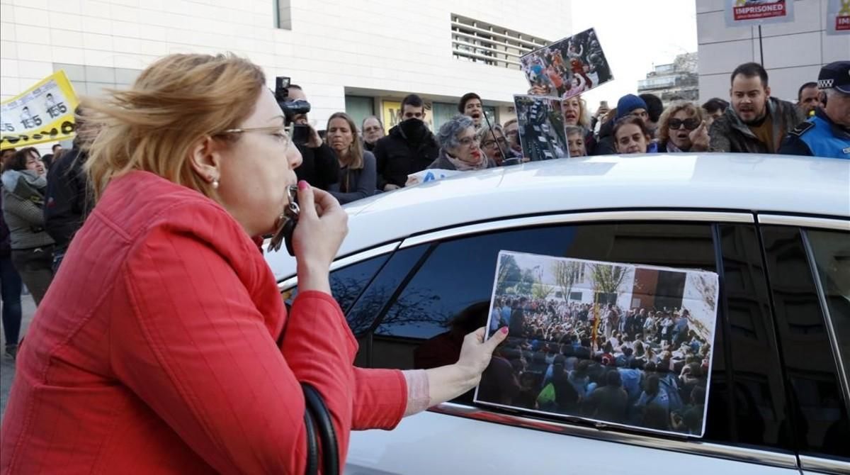 Un grupo de manifestantes (entre ellos, el rapero Pablo Hasél) increpa a Àngel Ros a su llegada al Museu de Lleida. Un grupo de manifestantes (entre ellos, el rapero Pablo Hasél) increpa a Àngel Ros a su llegada al Museu de Lleida.