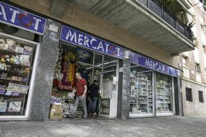 Aspecto exterior de un bazar en Barcelona, este mes de septiembre.