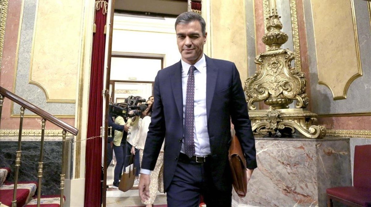 El presidente en funciones, Pedro Sánchez, entra en el pleno del Congreso de los Diputados, este miércoles. El presidente en funciones, Pedro Sánchez, entra en el pleno del Congreso de los Diputados, este miércoles.