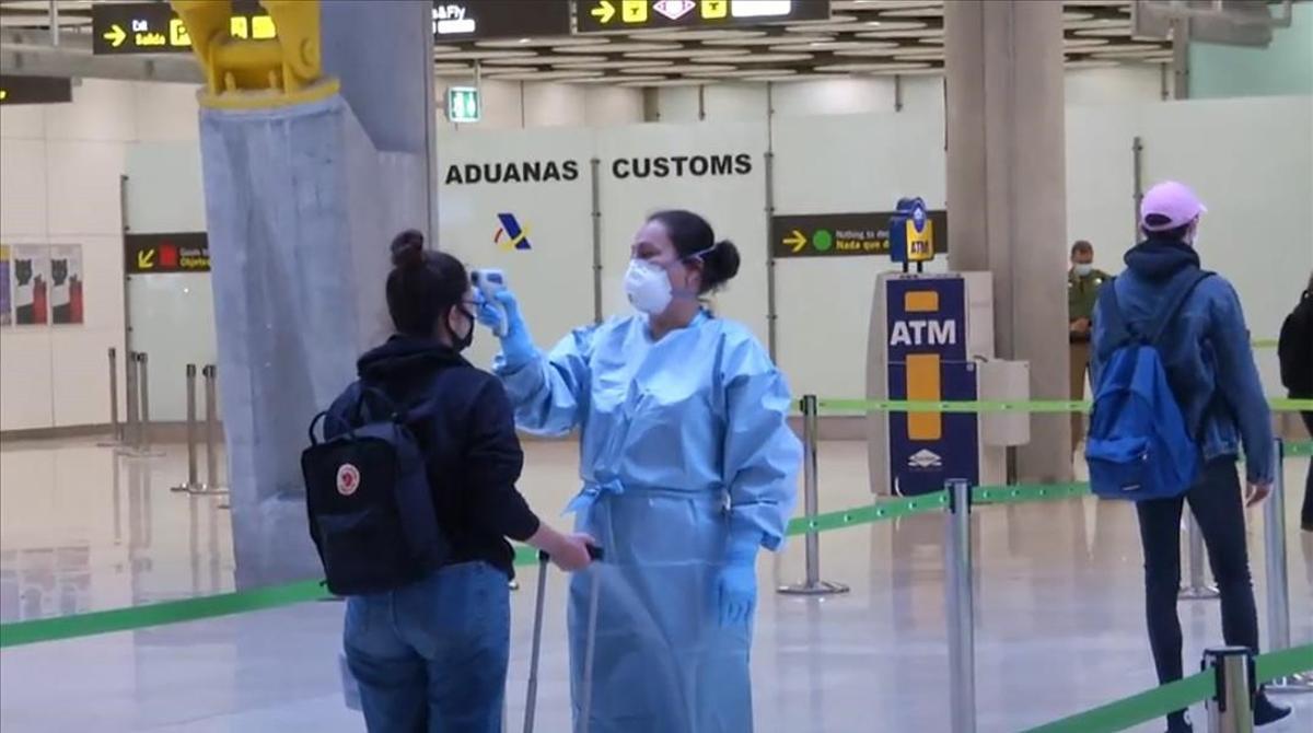 Control de toma de temperaturas a los pasajeros de un vuelo internacional a su llegada al aeropuerto de Madrid Barajas. Control de toma de temperaturas a los pasajeros de un vuelo internacional a su llegada al aeropuerto de Madrid Barajas.
