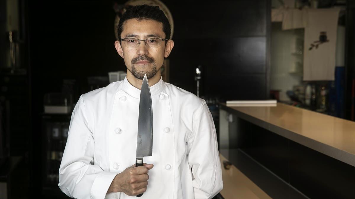 Atsushi Takata, con uno de sus cuchillos, en La Cuina de l’Uribou.