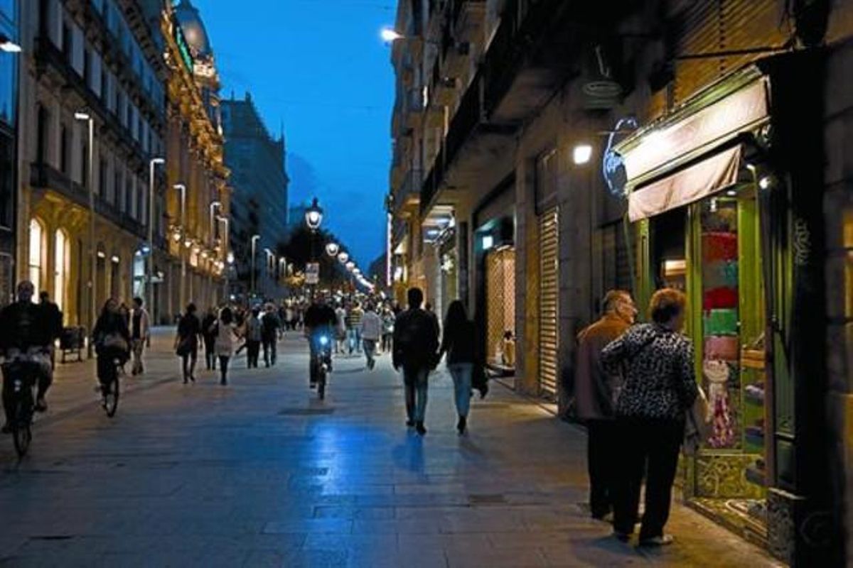Una de las tiendas abiertas pese a ser festivo, en pleno Portal de l’Àngel, ayer, Una de las tiendas abiertas pese a ser festivo, en pleno Portal de l’Àngel, ayer,