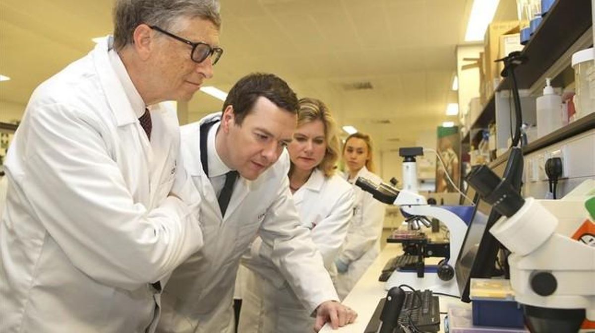 Bill Gates y el ministro George Osborn, ayer, visitando la escuela de medicina tropical de Liverpool. Bill Gates y el ministro George Osborn, ayer, visitando la escuela de medicina tropical de Liverpool.
