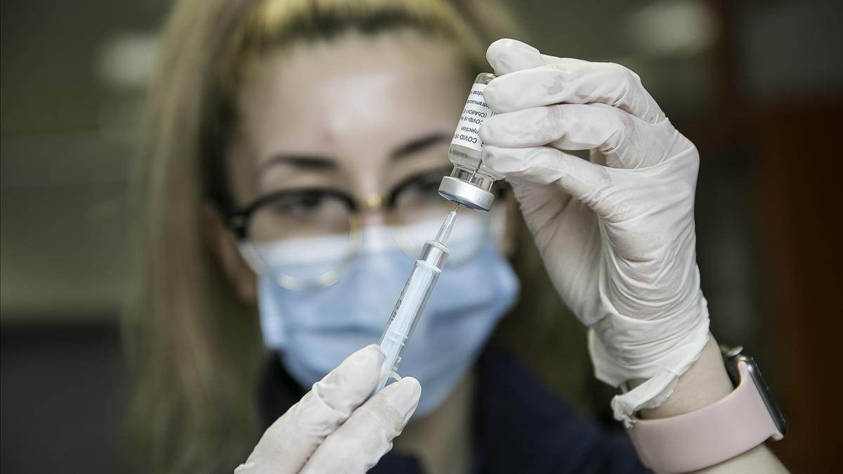 Una sanitaria prepara la vacunación en el vacunódromo de la UB
