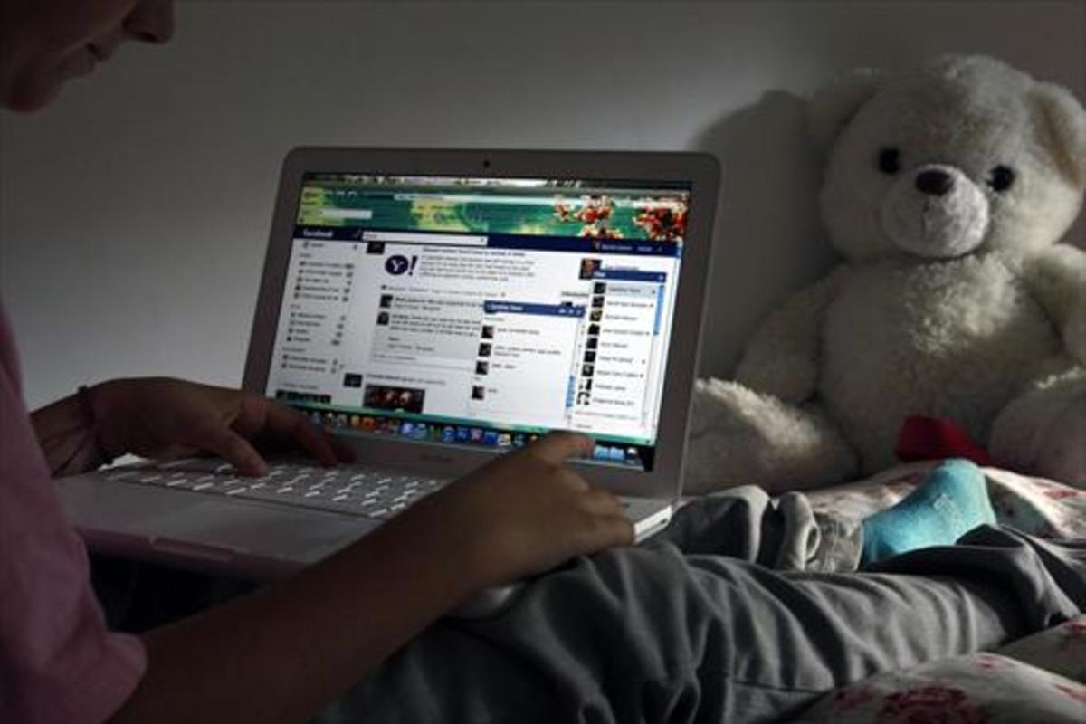 Un joven, navegando por internet. Un joven, navegando por internet.