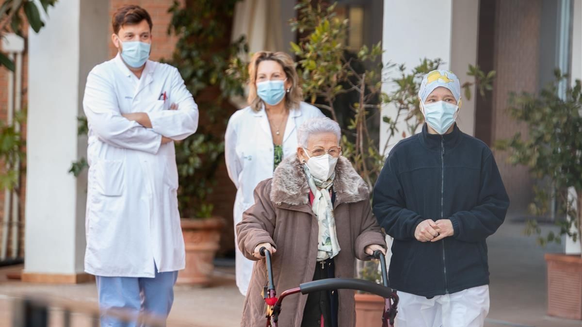 Araceli Rosario Hidalgo, la residente mas longeva de la residencia de mayores Los Olmos de Guadalajara, acompañada de la sanitaria Mónica Tapias tras recibir la segunda dosis de la vacuna Pfizer-BioNTech, el pasado 18 de enero. Araceli Rosario Hidalgo, la residente mas longeva de la residencia de mayores Los Olmos de Guadalajara, acompañada de la sanitaria Mónica Tapias tras recibir la segunda dosis de la vacuna Pfizer-BioNTech, el pasado 18 de enero.