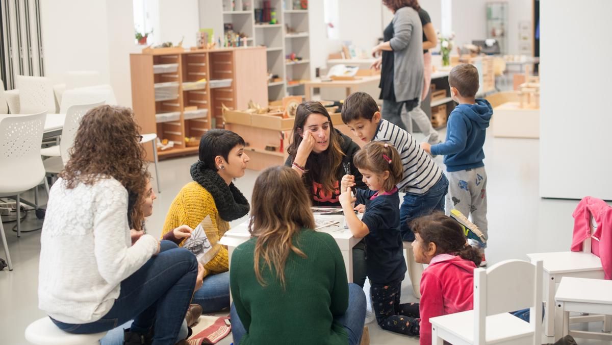 Estudiantes de los grados de Maestro de la UVic durante una clase práctica. Estudiantes de los grados de Maestro de la UVic durante una clase práctica.