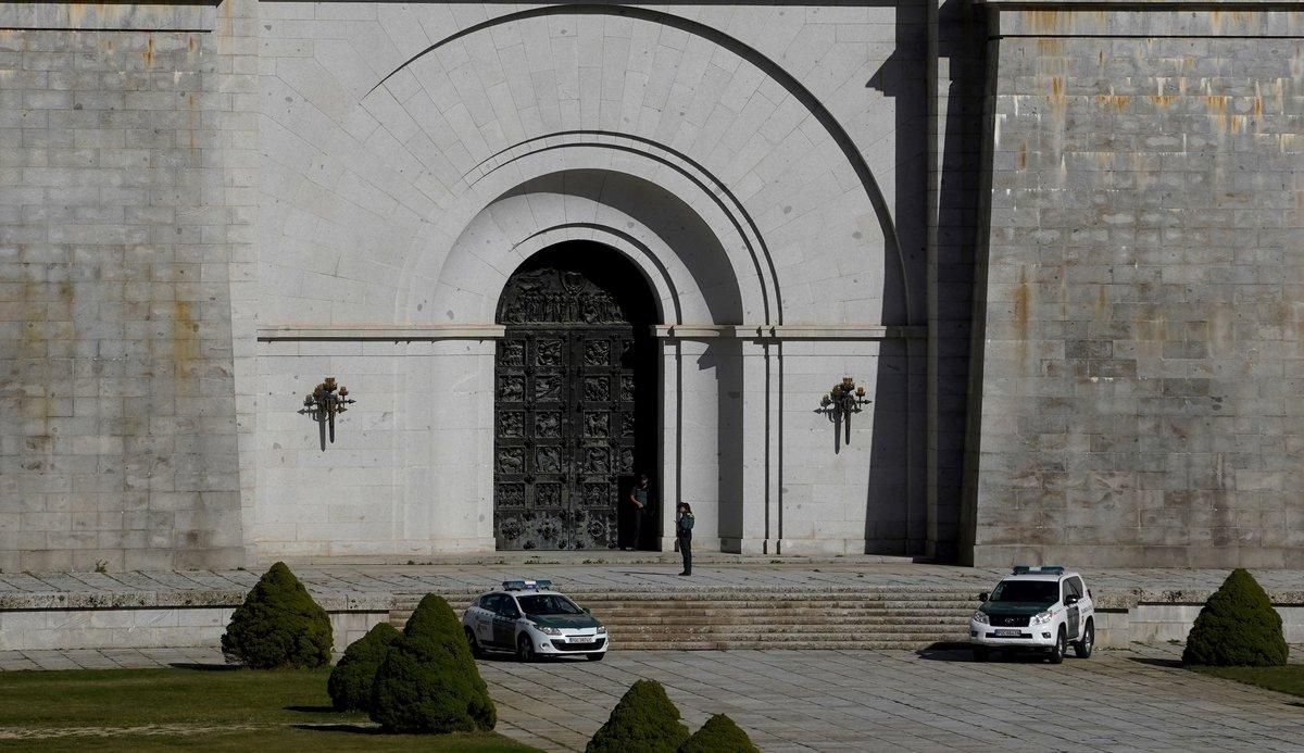 Este domingo, coches de la Guardia Civil se interponían en labor de vigilancia ante la entrada trasera de la basílica del Valle de los Caídos. Este domingo, coches de la Guardia Civil se interponían en labor de vigilancia ante la entrada trasera de la basílica del Valle de los Caídos.