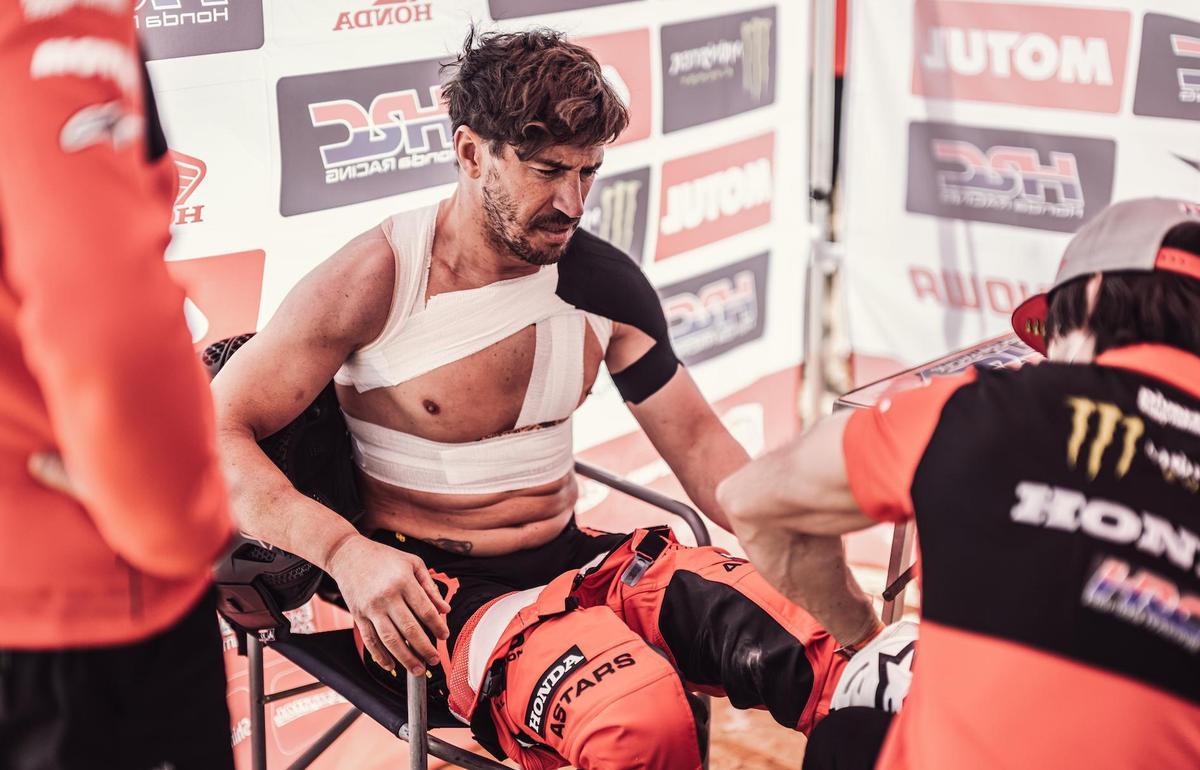 Joan Barreda (Honda), atendido por su fisio Miguel Ángel Domínguez, en el Dakar-2022.