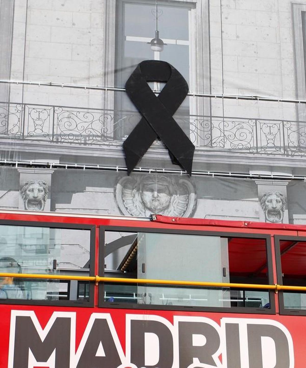 Fachada de la Real Casa de Correos sede del Gobierno de la Comunidad de Madrid que luce un gran crespon negro por el atentado ocurrido hoy en las ramblas de Barcelona. Fachada de la Real Casa de Correos sede del Gobierno de la Comunidad de Madrid que luce un gran crespon negro por el atentado ocurrido hoy en las ramblas de Barcelona.