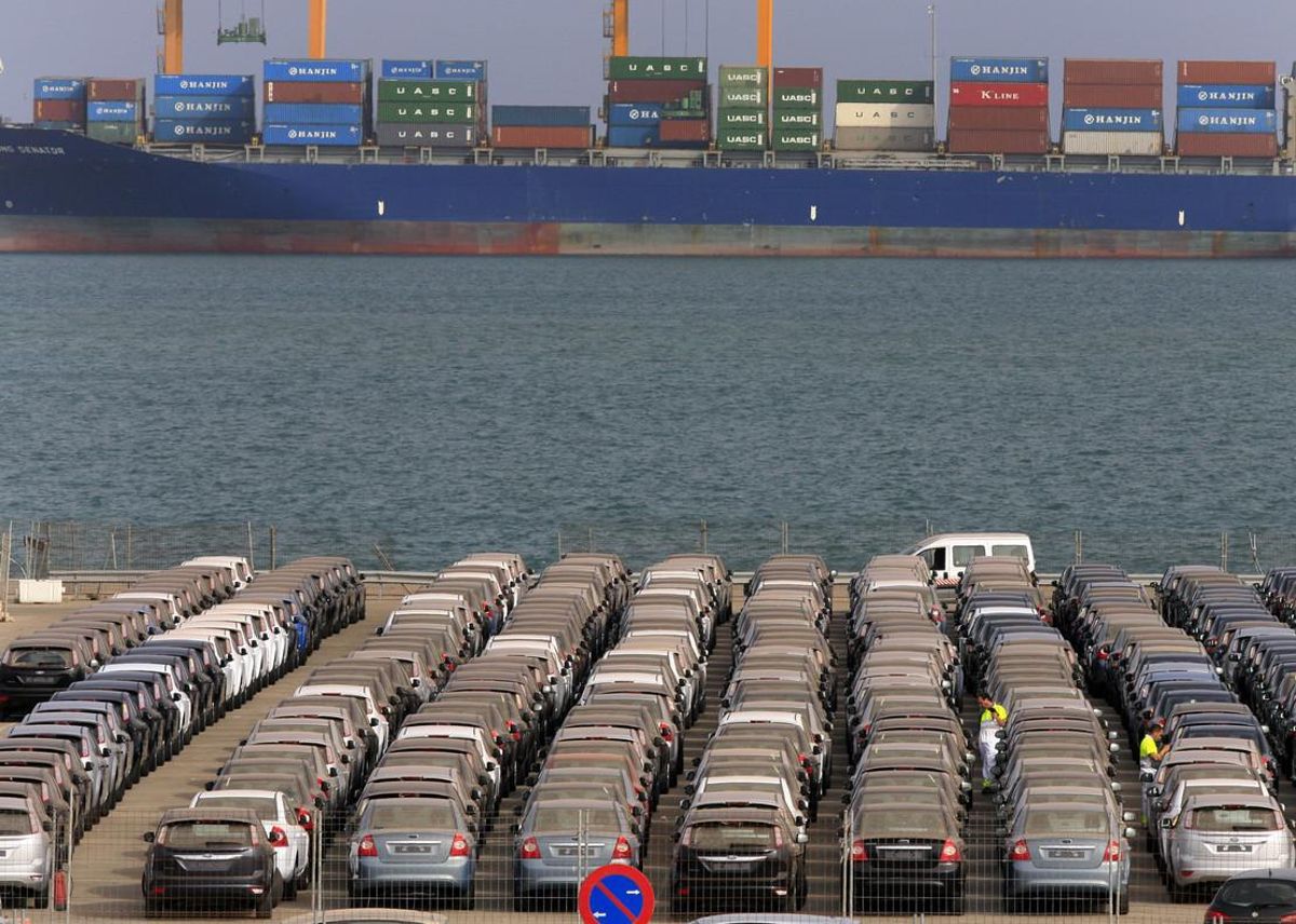 Automóviles en el Puerto de Valencia con destino a la exportación. Automóviles en el Puerto de Valencia con destino a la exportación.
