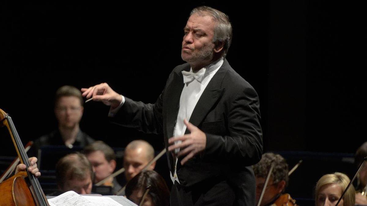Gergiev dirigiendo a la Orquesta del Mariinski en el Auditori el pasado martes.