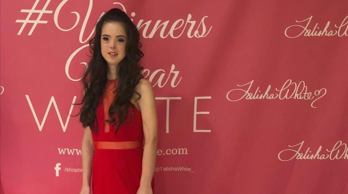 Marián Ávila luciendo un vestido rojo de la nueva colección de Talisha White en la Semana de la Moda de Nueva York. Marián Ávila luciendo un vestido rojo de la nueva colección de Talisha White en la Semana de la Moda de Nueva York.