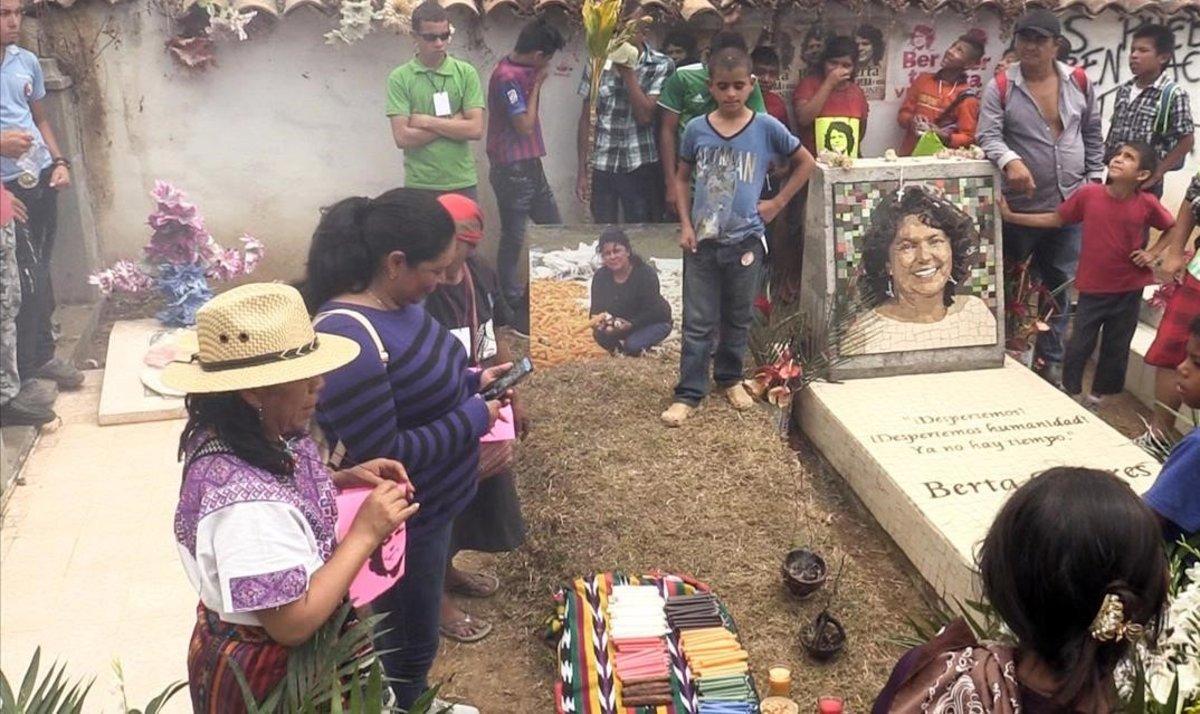 Homenaje a Berta Cáceres en su tumba en el tercer aniversario de su muerte. Homenaje a Berta Cáceres en su tumba en el tercer aniversario de su muerte.