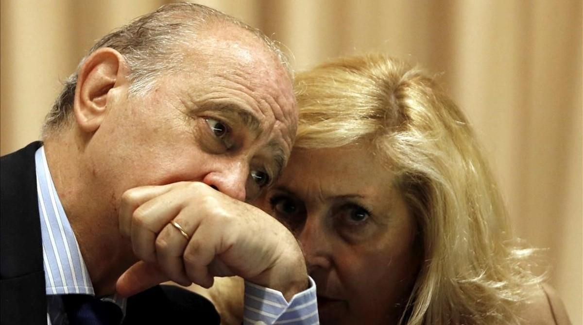 La delegada del Gobierno, Concepción Dancausa, susurra algo al ministro del Interior en un acto, el pasado miércoles La delegada del Gobierno, Concepción Dancausa, susurra algo al ministro del Interior en un acto, el pasado miércoles