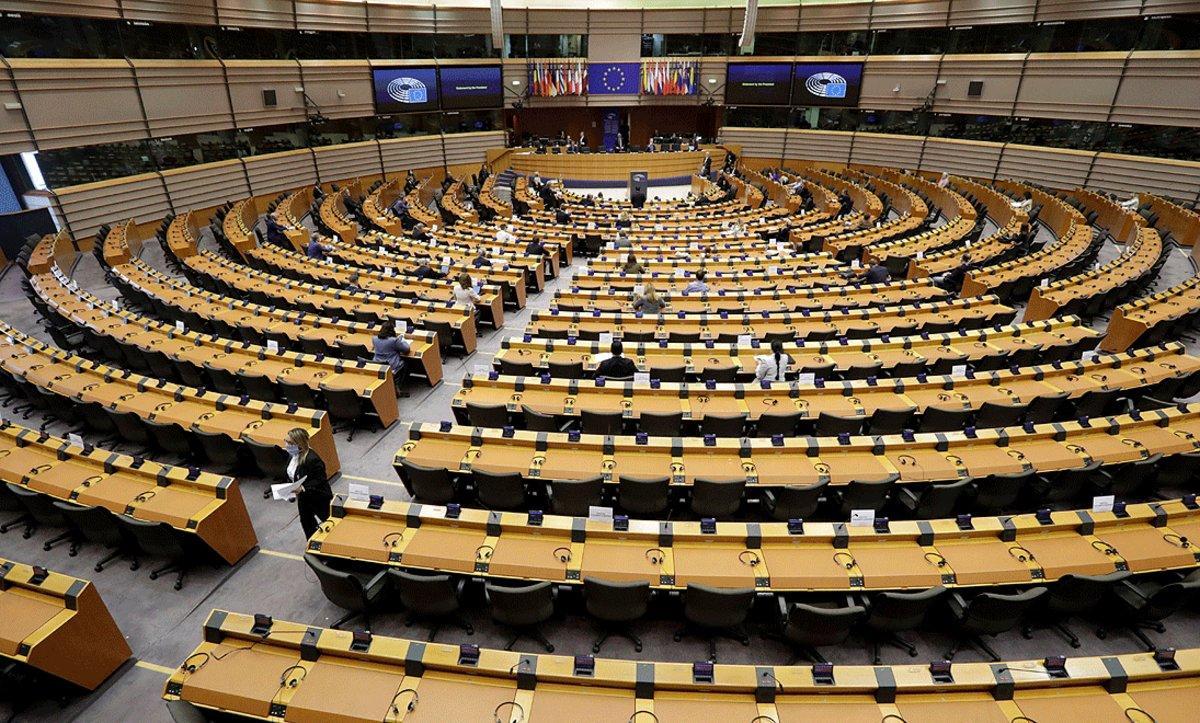 El Parlamento Europeo en Bruselas, prácticamente vacío, durante un pleno para debatir de forma urgente las propuestas legislativas para combatir el covid-19, el 16 de abril.