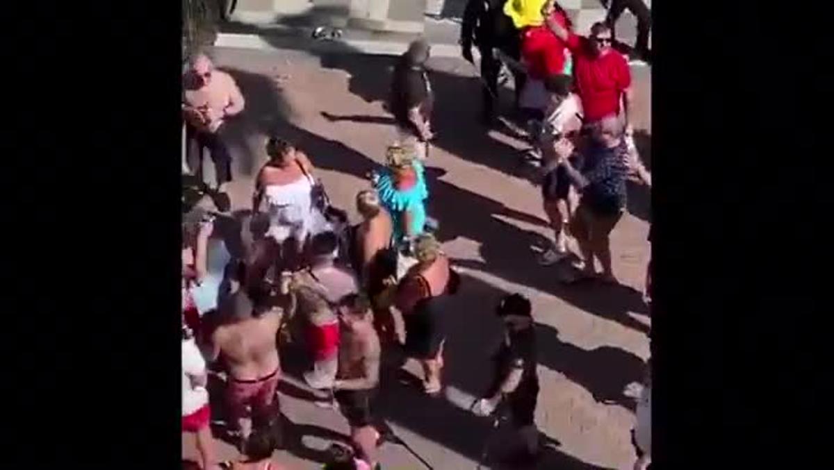 Turistes estrangers s'enfronten amb la policia de Benidorm pel tancament dels bars