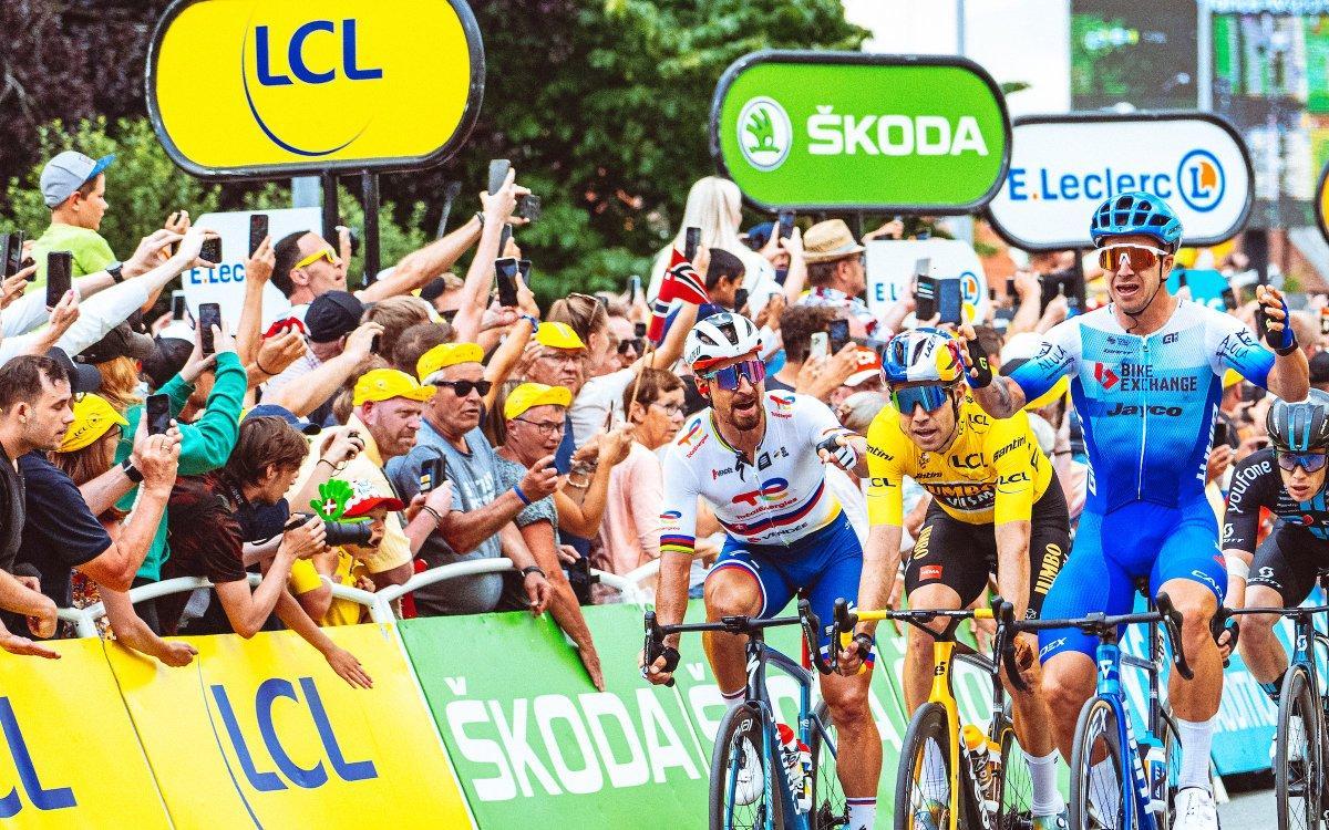 El público disfruta en el esprint final de la tercera etapa del Tour 2022.