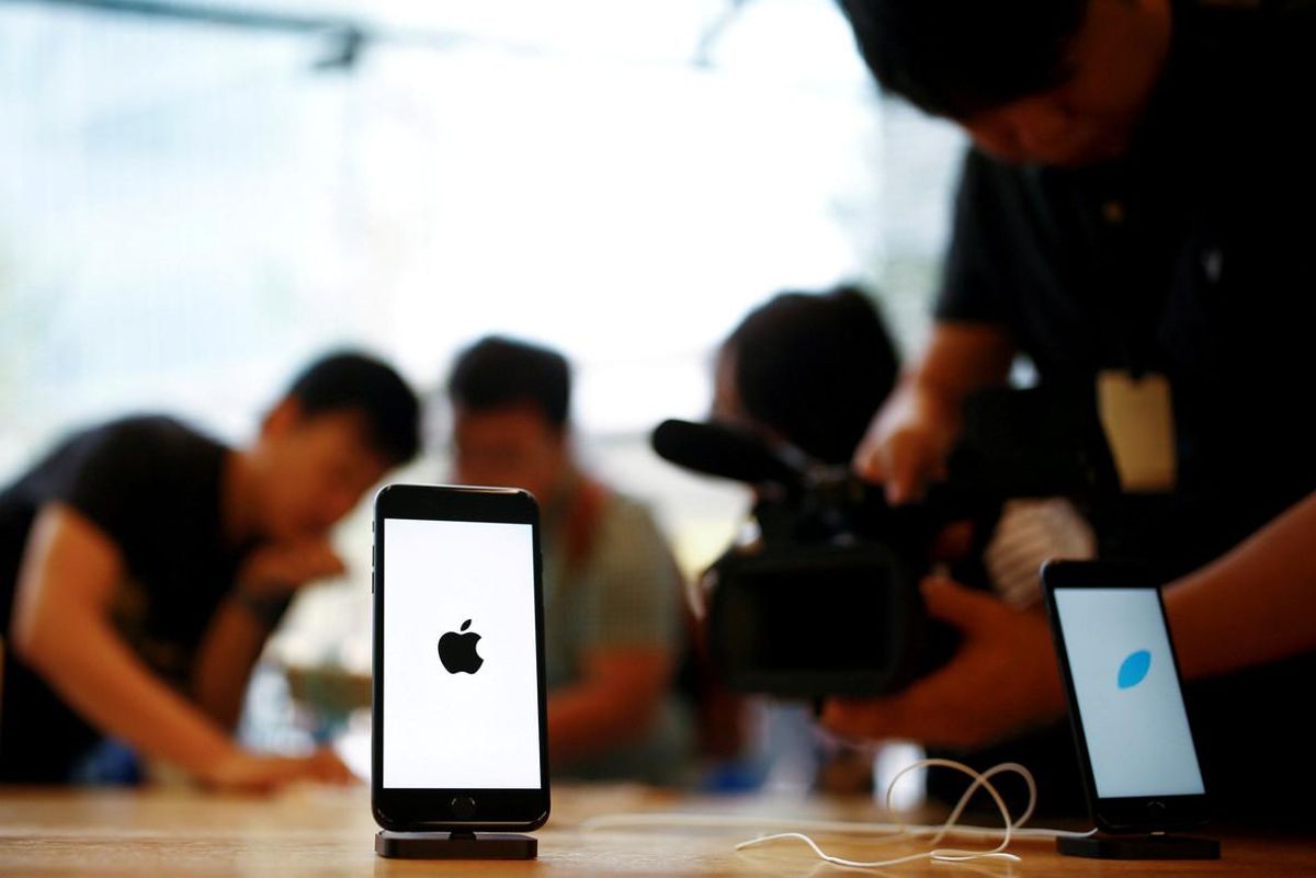 Un iPhone 7 en una tienda de Apple en Pekín. Un iPhone 7 en una tienda de Apple en Pekín.