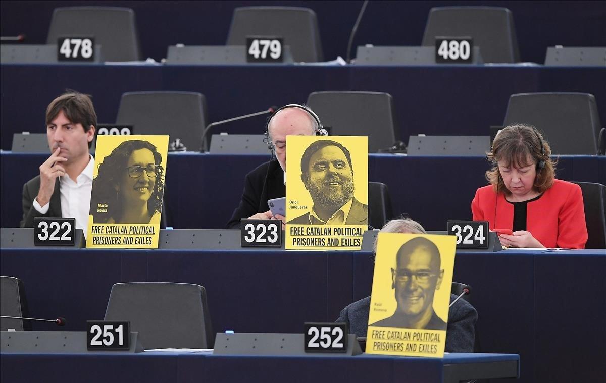 Los miembros del Parlamento Europeo muestran fotos de los líderes catalanes en prisión o exiliados, mientras el presidente del Gobierno español, Pedro Sánchez, pronuncia un discurso sobre el futuro de Europa durante una sesión plenaria en el Parlamento Europeo en Estrasburgo. 