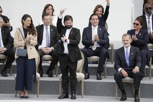 Podemos y los independentistas cargan contra el Rey por no levantarse en Colombia al paso de la espada de Bolívar