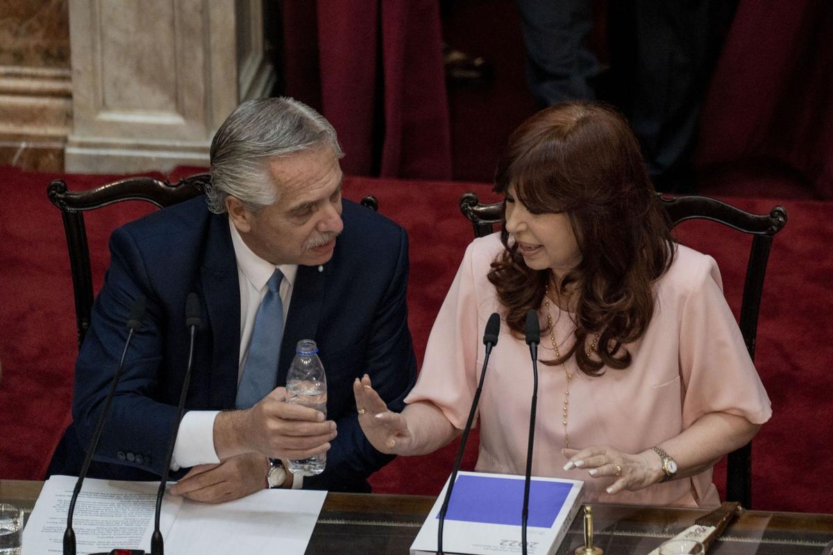 Alberto Fernández, presidente de Argentina (izquierda), habla con Cristina Fernández de Kirchner, vicepresidenta de Argentina.