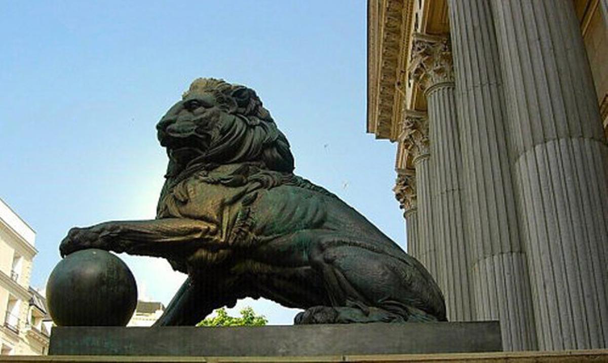 Uno de los leones del Congreso no tiene testículos