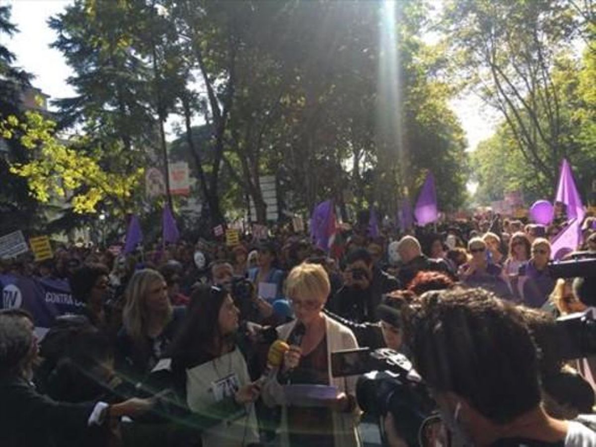 Arriba, Ángela González lee el manifiesto. Sobre estas líneas, una acción durante la protesta. Arriba, Ángela González lee el manifiesto. Sobre estas líneas, una acción durante la protesta.