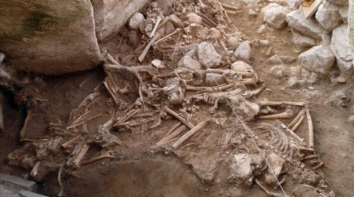 Esqueletos del Neolítico localizados en el yacimiento del Alto de la Huesera, en el sur de Álava. Esqueletos del Neolítico localizados en el yacimiento del Alto de la Huesera, en el sur de Álava.