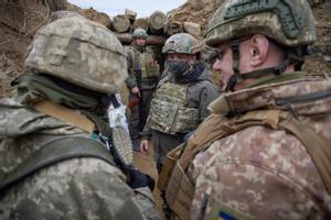 El presidente de Ucrania,  Volodymyr Zelensky, en le centro de la imagen, vestido de militar duranta la visita que ha hecho hoy a la tropas en Donetsk, en el este del país. 