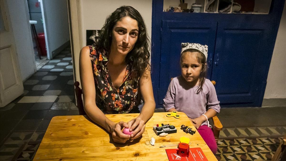 En la foto, Julia Le-Senne, de 28 años, y su hija India, de cinco. Comparten piso con otro padre separado y con un hijo.