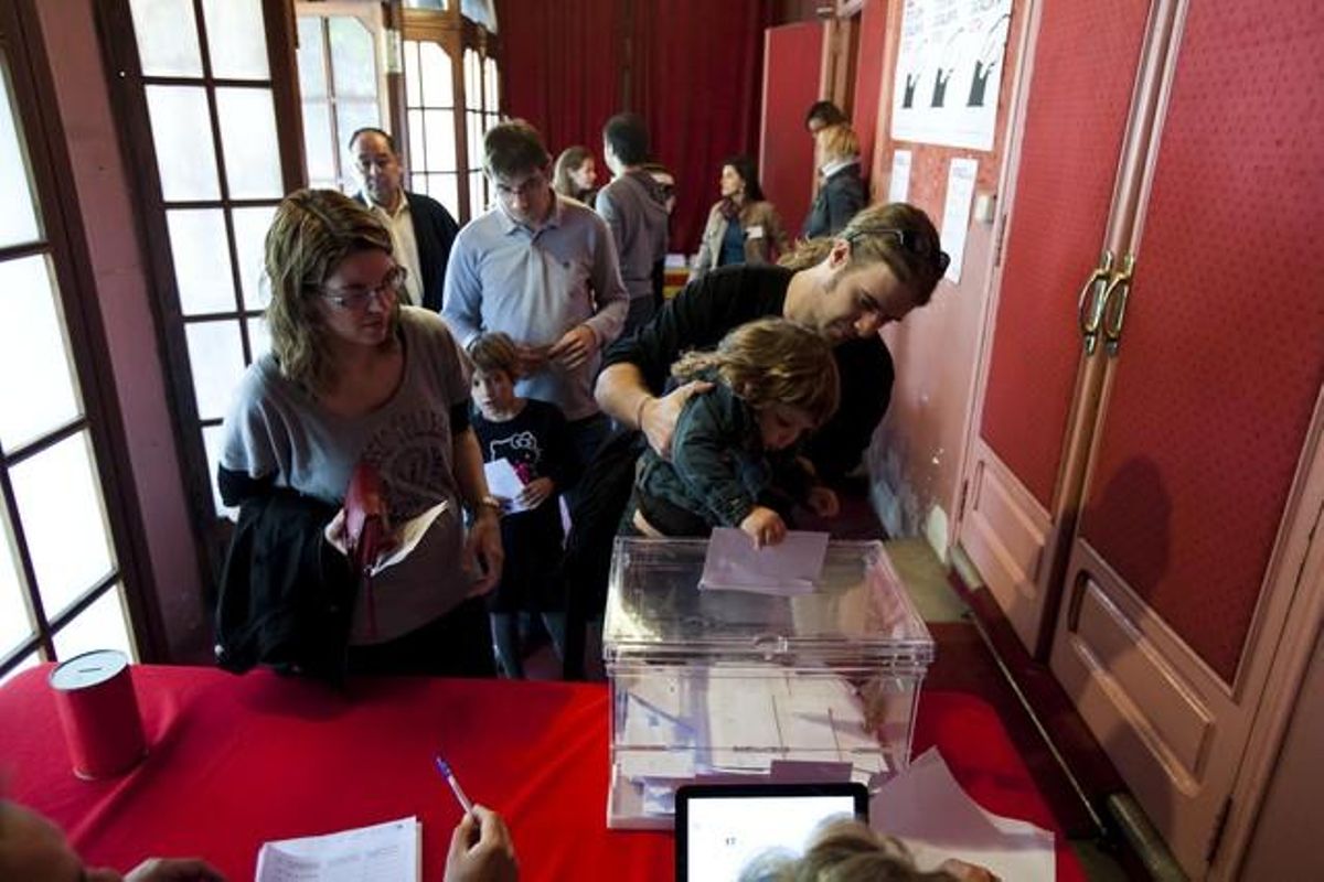 Diversos ciudadanos depositan hoy su voto en la consulta soberanista de Rubí. Diversos ciudadanos depositan hoy su voto en la consulta soberanista de Rubí.