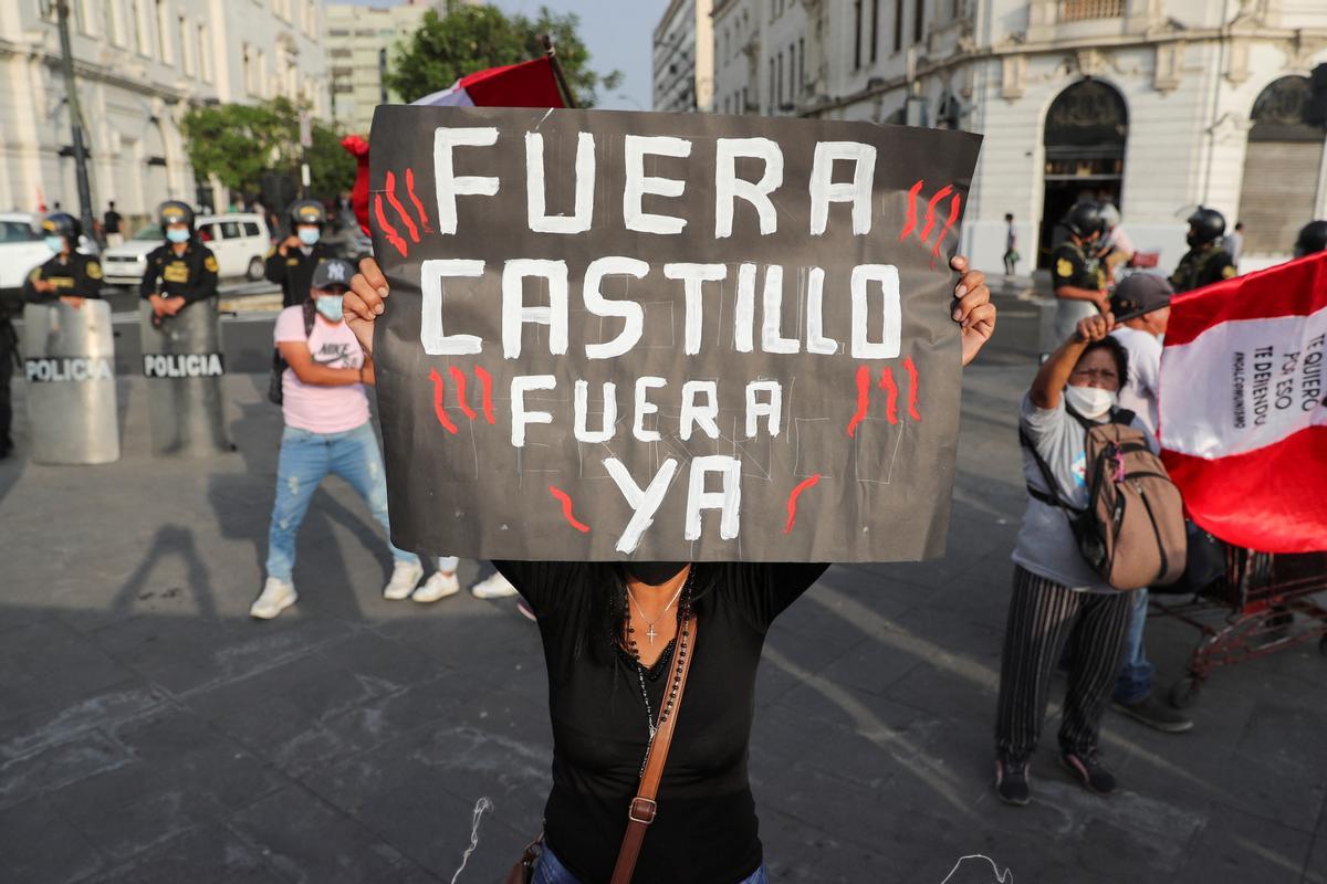 Manifestantes peruanos piden la dimisión de Pedro Castillo.