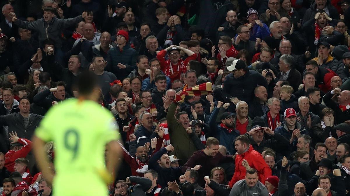 Suárez, abatido en Anfield tras la eliminación europea contra el Liverpool.