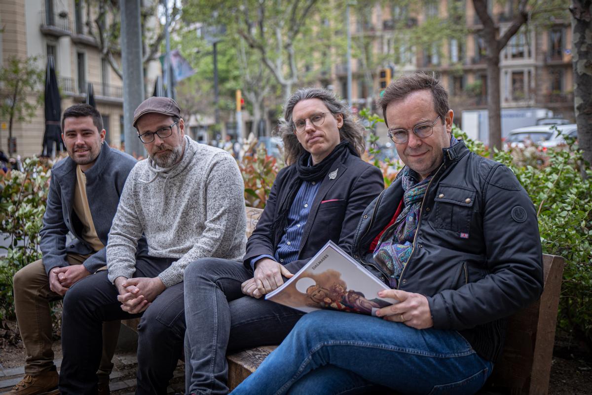 Javier Sierra, en Barcelona junto a los autores de la versión en cómic de su novela ’La pirámide inmortal’, Salva Rubio, Cesc Dalmases y Roger Surroca (de derecha a izquierda). 