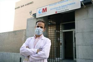 El doctor José María Molero, médico de atención primaria en el centro de salud San Andrés, en Villaverde Alto (Madrid).
