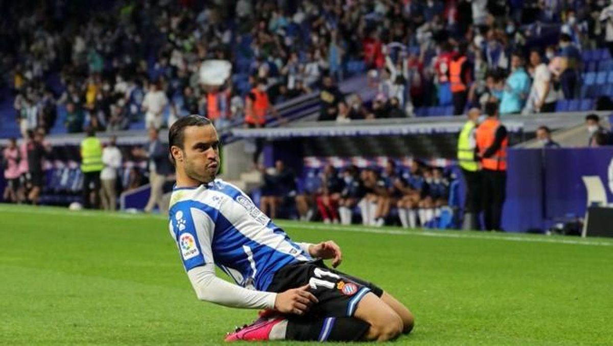 De Tomás celebra su tanto de penalti ante el Alavés. De Tomás celebra su tanto de penalti ante el Alavés.