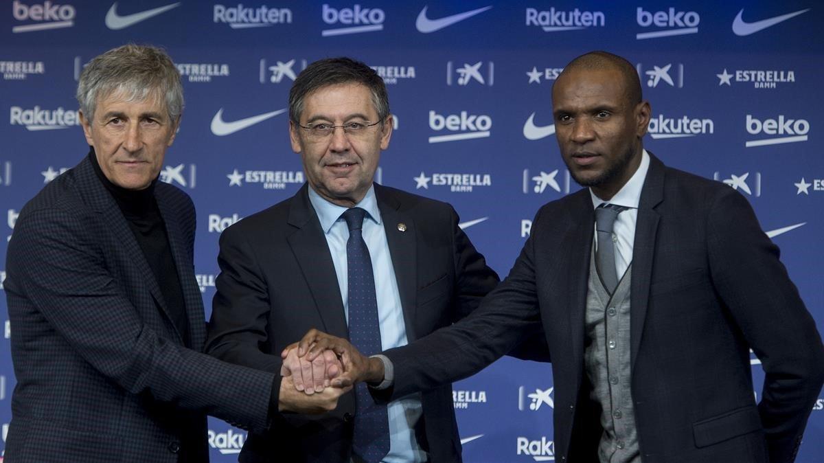 Quique Setién, Josep Maria Bartomeu y Eric Abidal, en la presentación del cántabro como nuevo entrenador del Barça