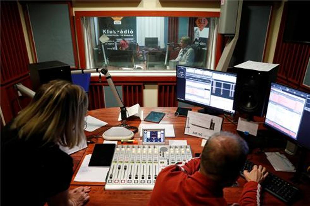 La UE condena el cierre de la última cadena de radio independiente húngara
