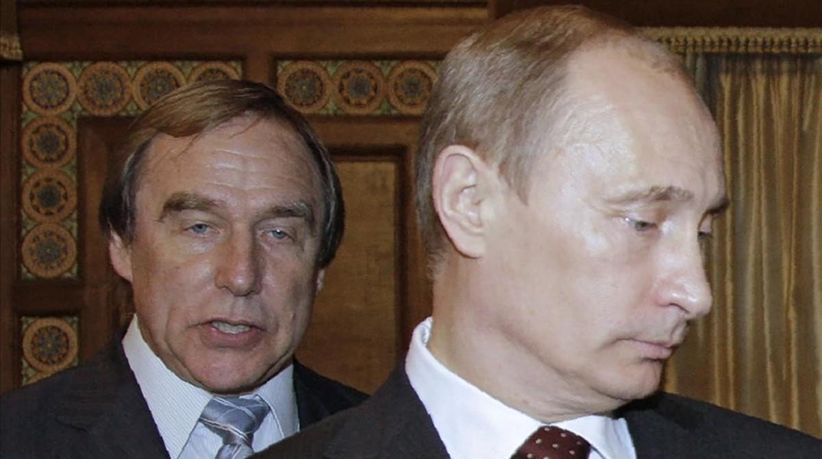 Putin (derecha), junto a Sergey Roldugin, amigo íntimo del presidente ruso, en noviembre del 2009.
