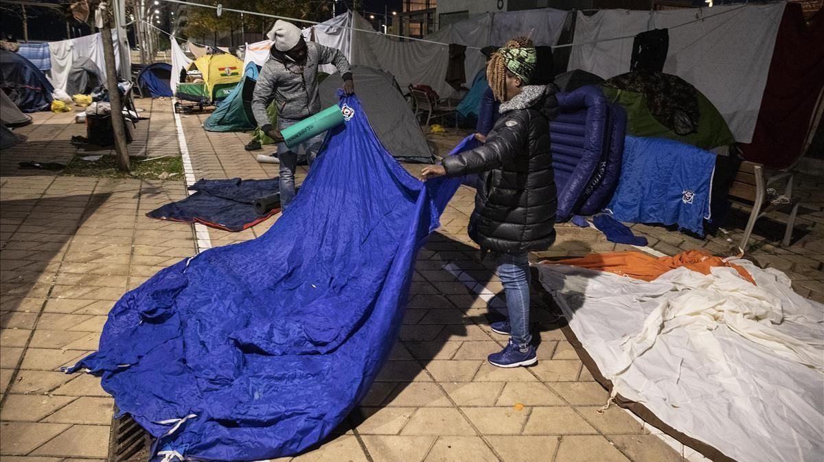 Personas que vivían en la nave incendiada de Badalona, en el campamento montado en una calle cercana del barrio de Gorg. Personas que vivían en la nave incendiada de Badalona, en el campamento montado en una calle cercana del barrio de Gorg.