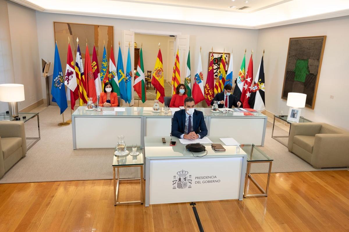 Pedro Sánchez, durante la reunión telemática de la XXII Conferencia de Presidentes, con los ministros de Hacienda, Política Territorial y Sanidad, este 4 de septiembre en la Moncloa. 