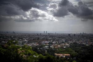 Vista de Barcelona bajo un manto de nubes, en una foto de archivo. 
