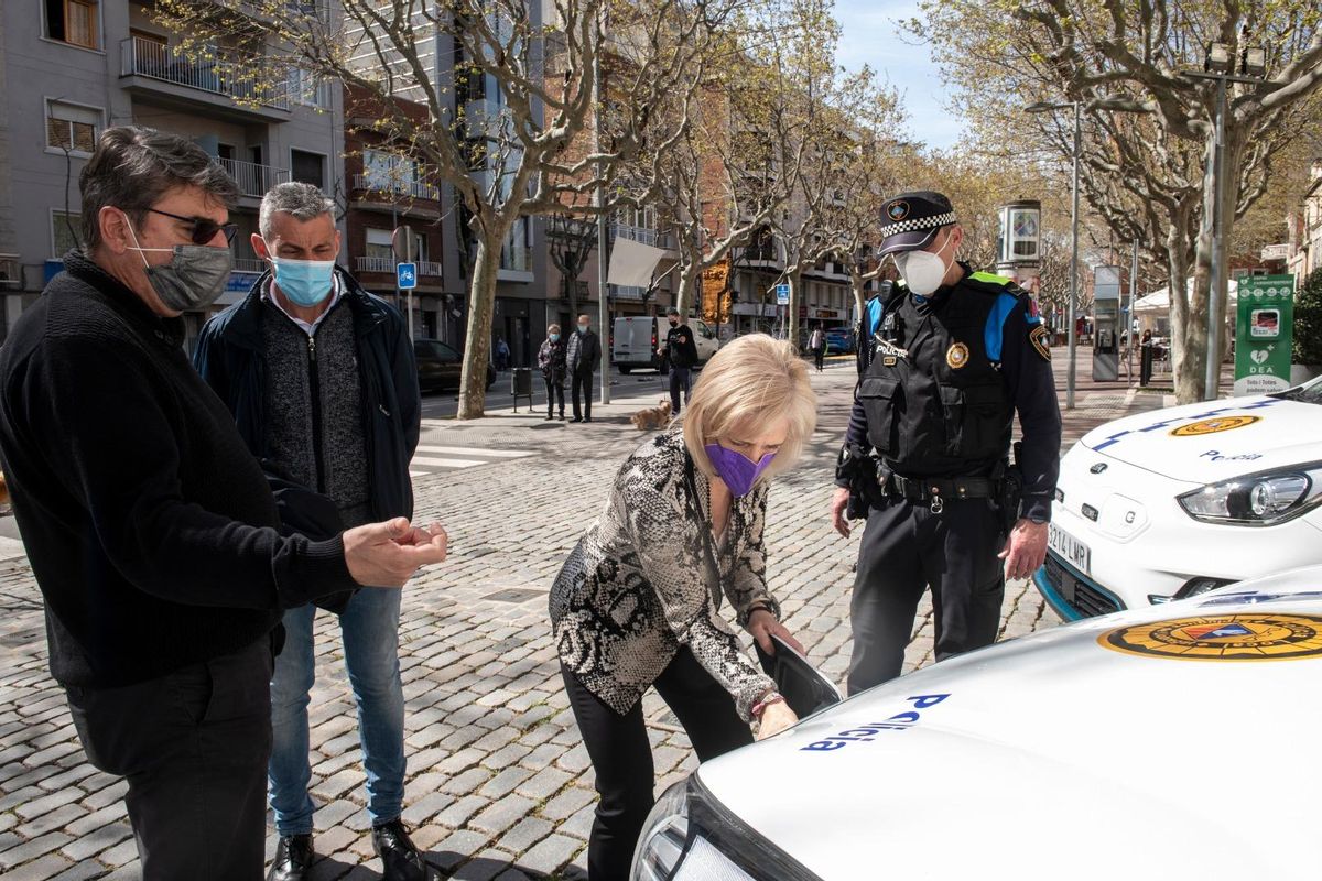 La Alcaldesa de Esplugues inaugura los dos nuevos coches eléctricos de la Policia Local La Alcaldesa de Esplugues inaugura los dos nuevos coches eléctricos de la Policia Local