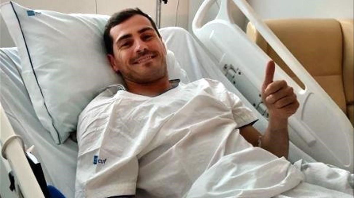 Imagen de la cuenta oficial de Twitter de Iker Casillas, tras pasar su primera noche en el Hospital CUF de Oporto. Imagen de la cuenta oficial de Twitter de Iker Casillas, tras pasar su primera noche en el Hospital CUF de Oporto.